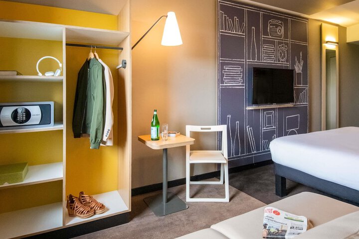 Room 10 of 68