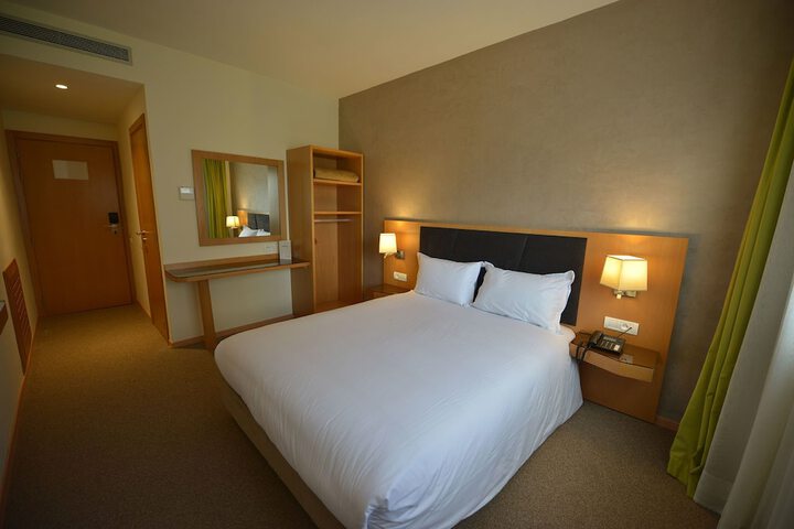 Room 8 of 19