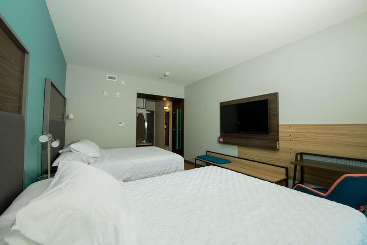 2 Queen Beds (5 of 6)