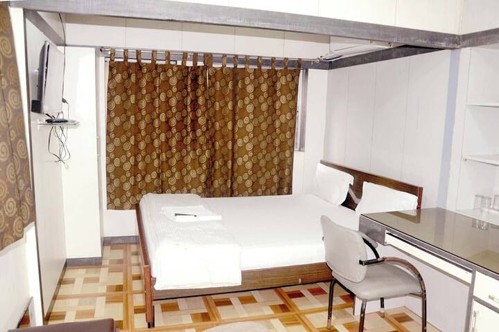 Room 12 of 28