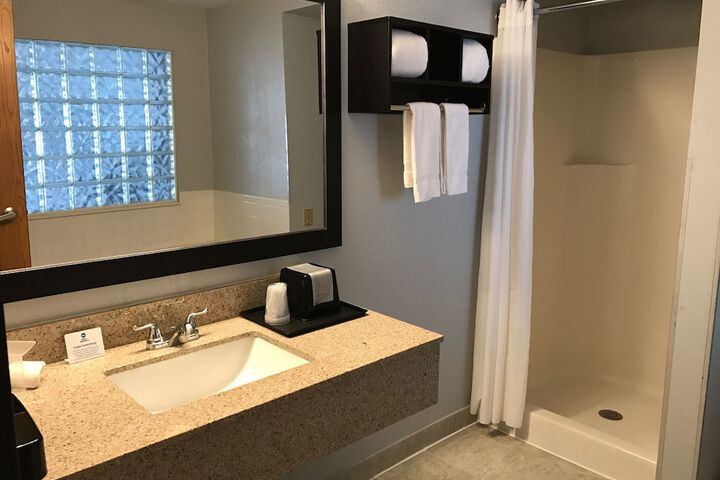 1 King Bed High Speed Internet Accessible Sofa Bed Microwave and Refrigerator Desk Full Breakfast (16 of 16)