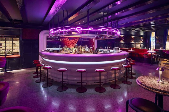 Lounge 113 of 121