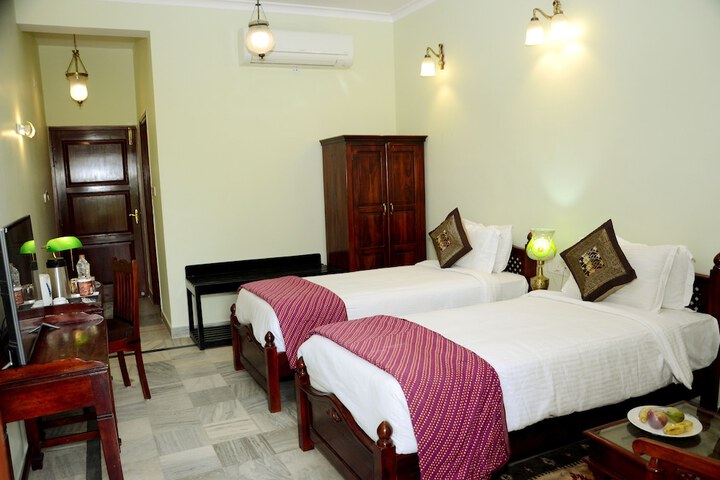 Room 10 of 40