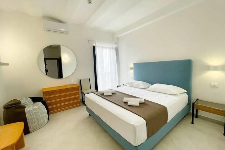 Room 4 of 8
