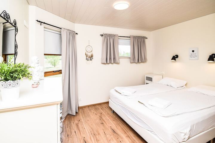 Room 2 of 32