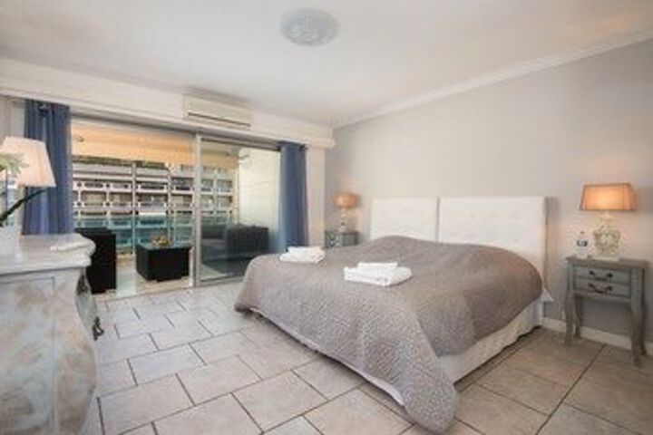 Room 5 of 11