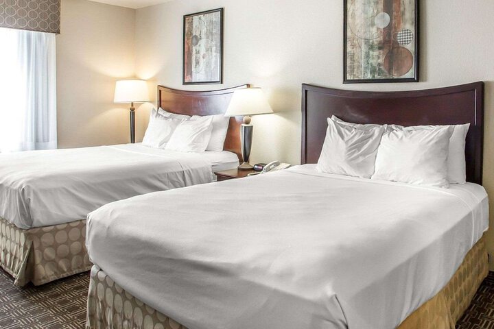 1 King Bed Business Room Efficiency Suite Upgrade (2 of 30)