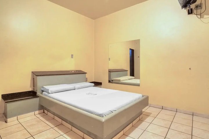 Room 4 of 16