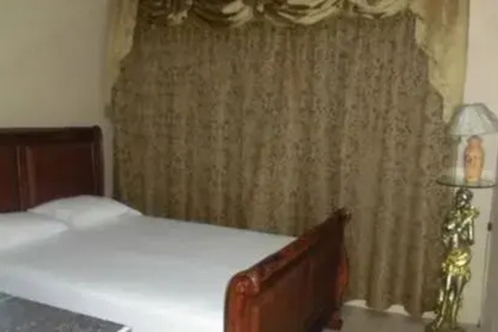 Room 3 of 8