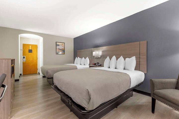 2 Queen Beds (10 of 17)