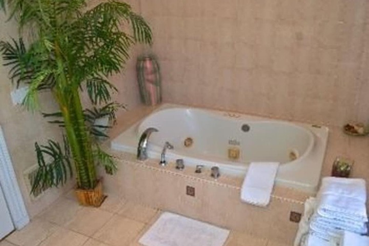 Hot Tub 61 of 68