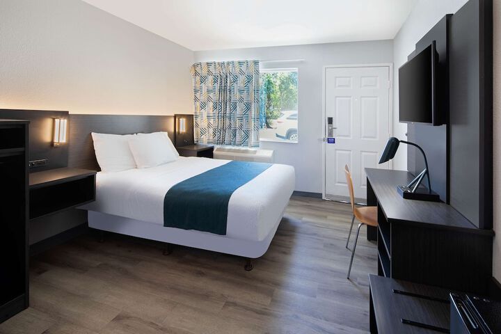 1 Queen Bed (7 of 13)