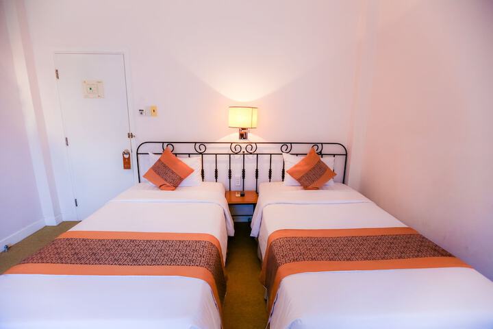 Room 8 of 40