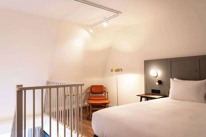 Room 27 of 82