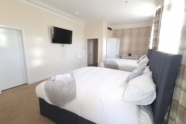 Room 13 of 32