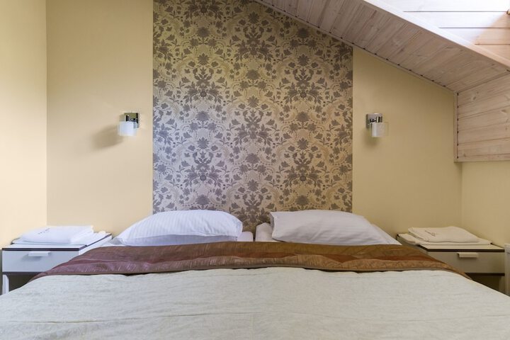 Room 5 of 93