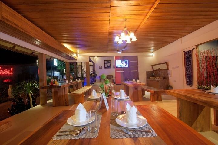 Dining 42 of 78