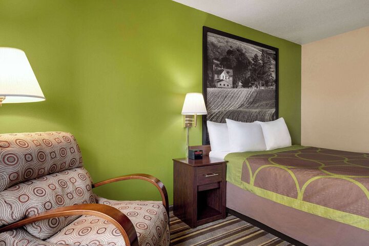 1 Queen Bed (5 of 24)