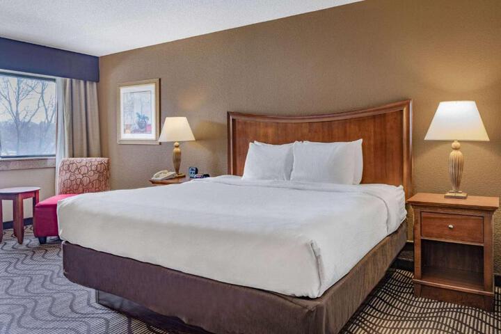 1 King Bed Accessible (13 of 13)