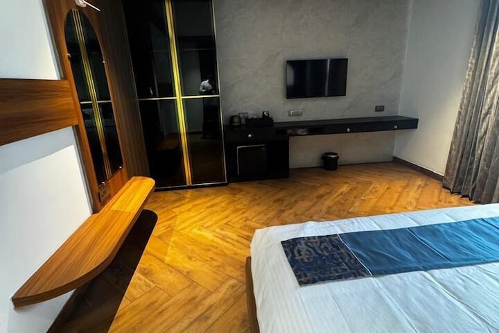 Room 9 of 30