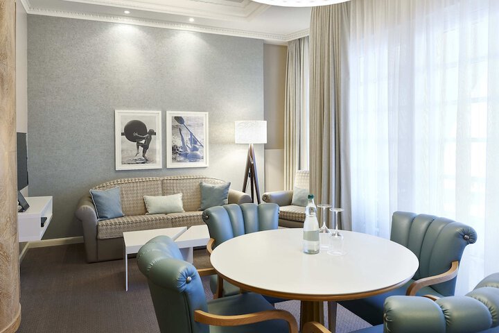 Room 34 of 110