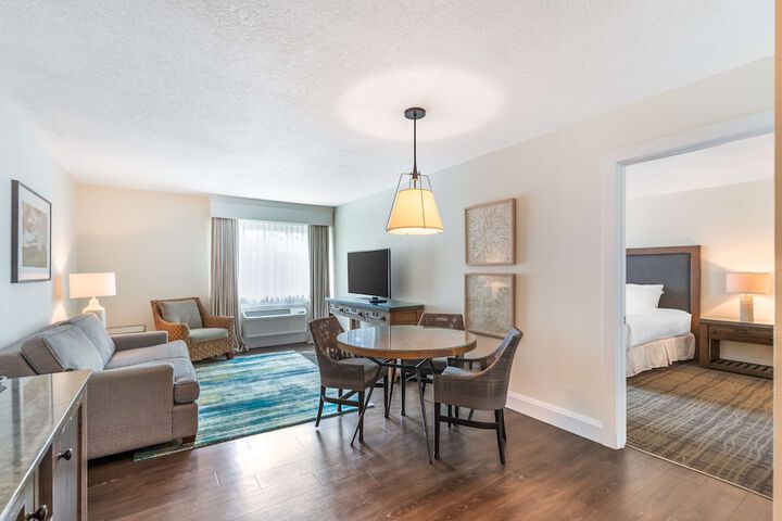 1 King Bed Refridgerator High Speed Internet Coffee Maker, Hair Full Breakfast (3 of 23)