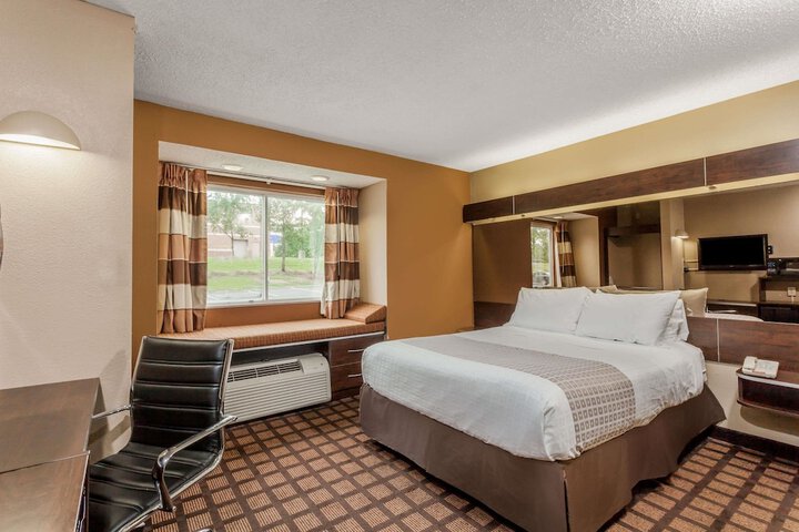 1 Queen Bed Accessible Room (5 of 15)