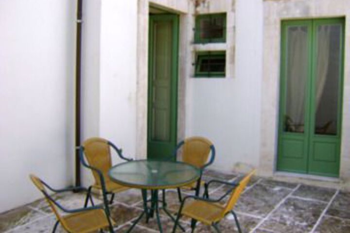 Room 6 of 25
