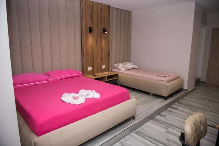 Room 6 of 33