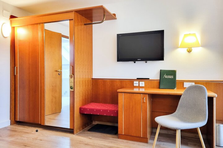 Room 6 of 36