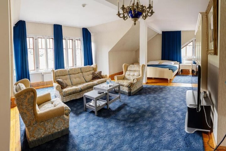 Room 4 of 9