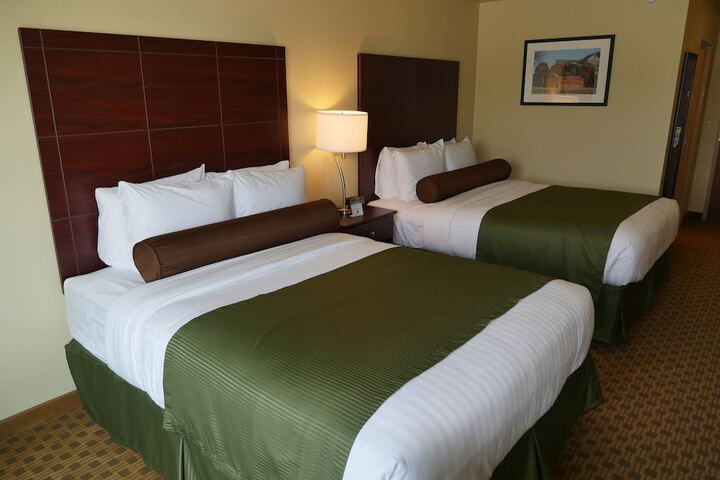 Quadruple Accessible Queen Size Bed (6 of 12)