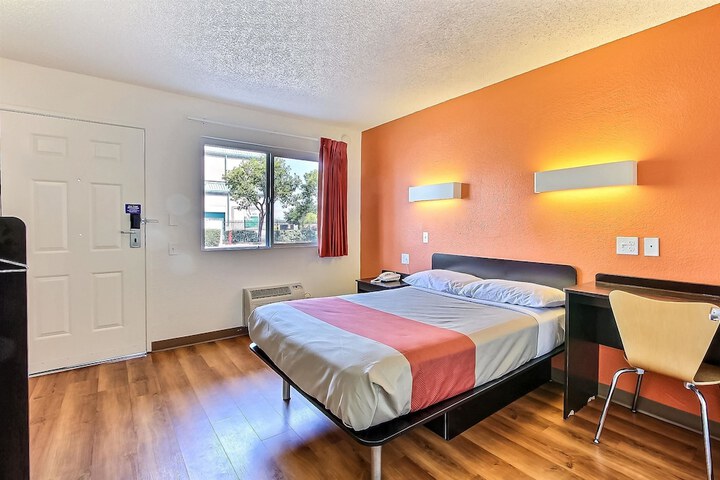 1 Queen Bed Micfridge (7 of 8)