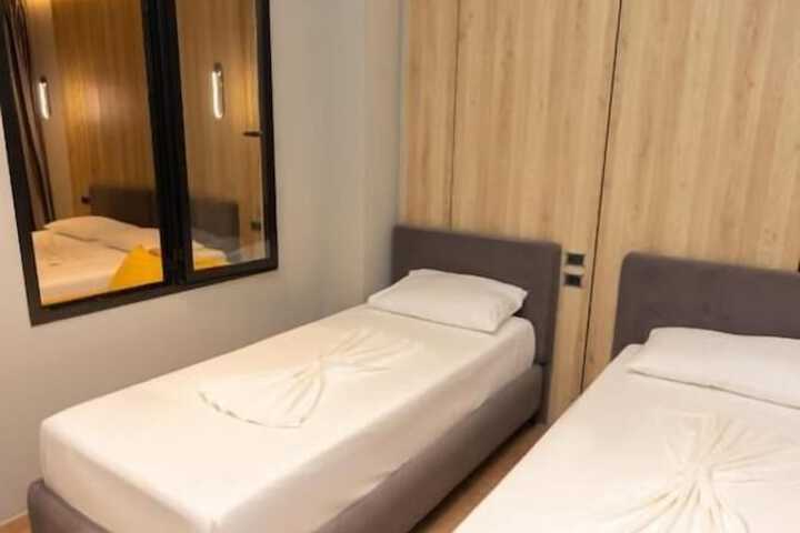 Room 10 of 80