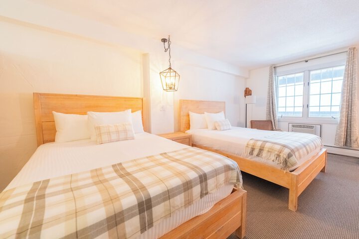 Quadruple Superior Queen Bed (7 of 21)