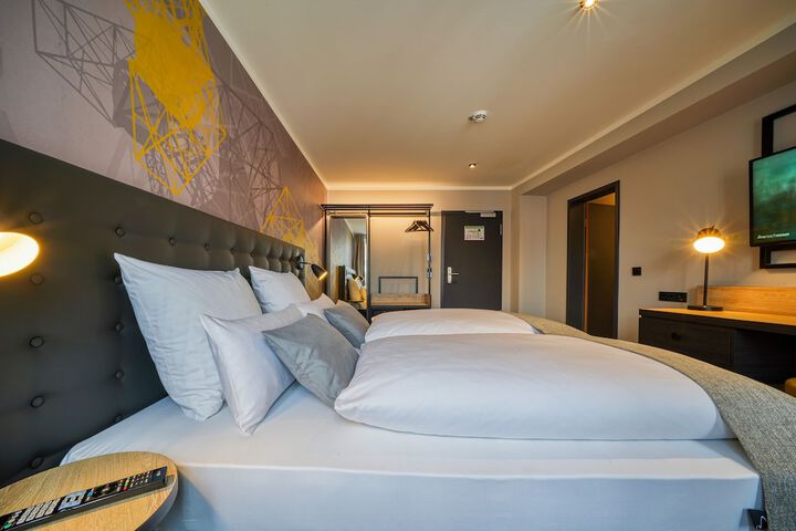 Room 15 of 33