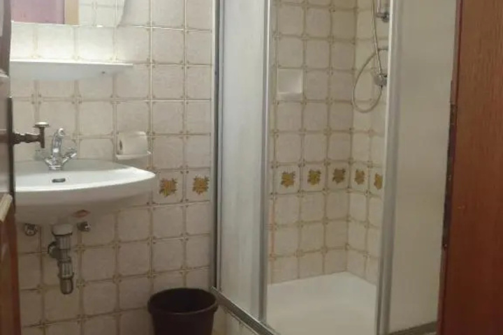Room 4 of 7