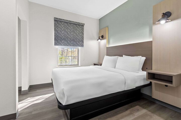 1 King Bed Efficiency (1 of 7)