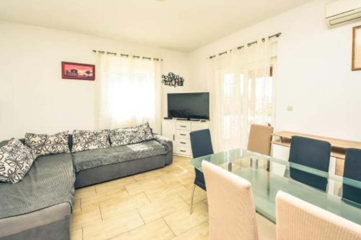 Room 6 of 15