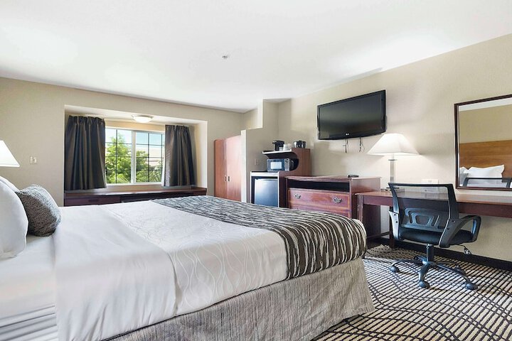 1 King Bed Desk Microwave and Refrigerator WiFi Full Breakfast (3 of 10)