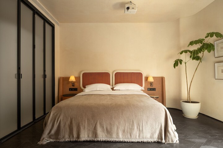 Room 34 of 79