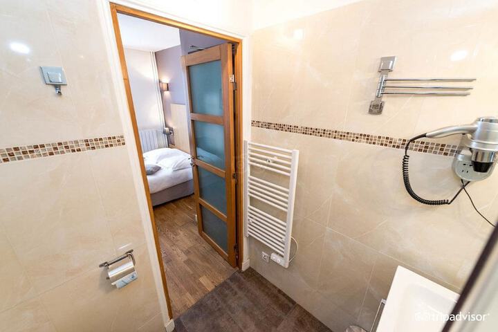 Room 32 of 49