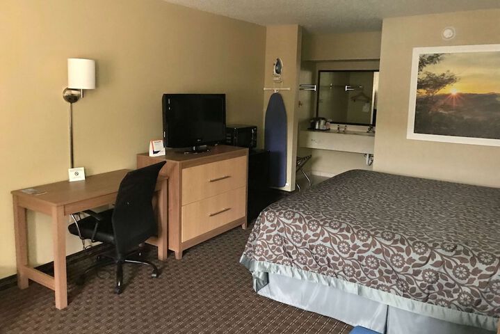1 King Bed (4 of 6)
