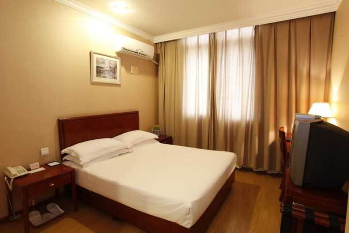 Room 9 of 33