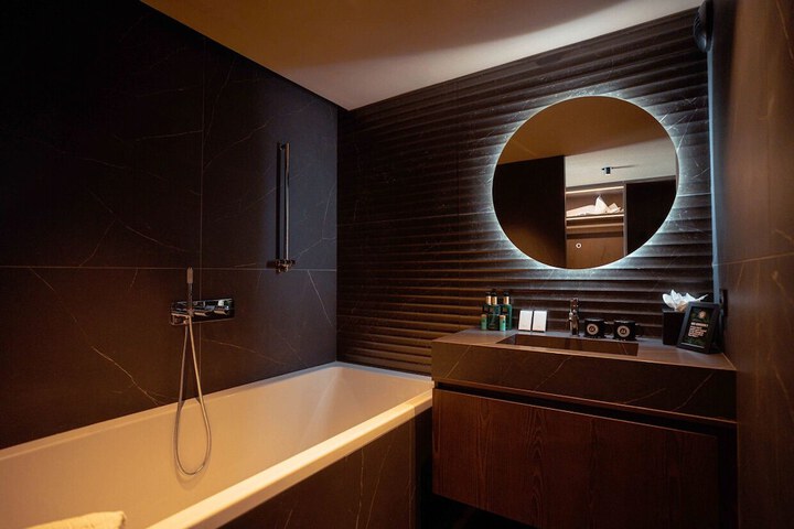 Room 33 of 40