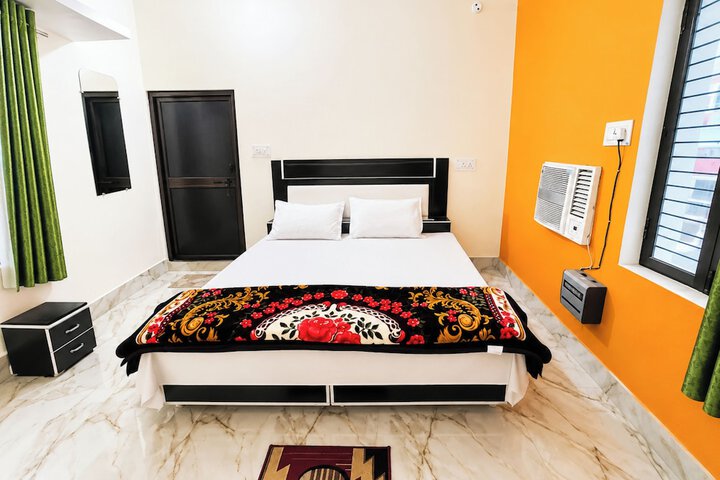Room 4 of 8