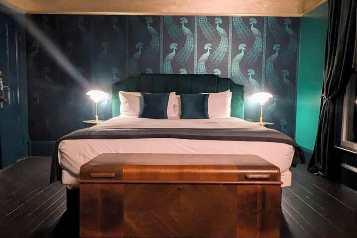 Romantic Room 1 King Bed Garden View Pet Friendly (28 of 60)