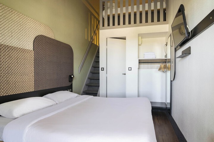 Room 7 of 40