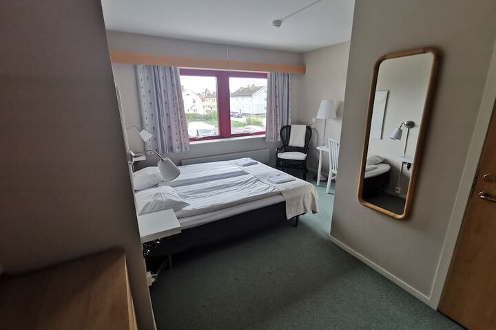 Room 7 of 33