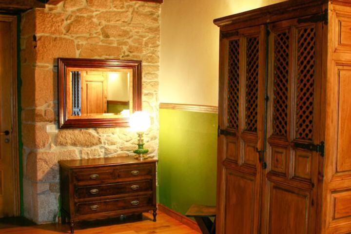 Room 4 of 16